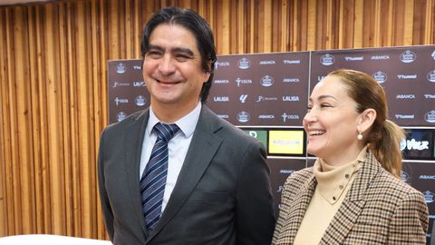 Marco Garc�s y Mari�n Mouri�o, director de f�tbol y presidenta del Celta, en la Cidade Deportiva Afouteza este mi�rcoles.
