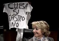 Una disidente cubana muestra su rechazo al r�gimen castrista en el acto en Madrid de las Damas de Blanco, al que asisti� Aguirre.