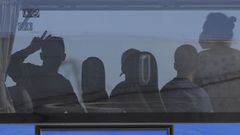 Los j�venes procedentes de Mallorca en el autob�s, despu�s de llegar al puerto de Valencia del ferry
