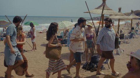 En la nueva ficci�n de Netflix basada en un libro de Benavent salen bolsos y alpargatas de N�t, que lucen en diferentes escenas tanto Coco, la protagonista (en la foto), como sus amigas.