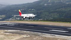 Foto de archivo de un avi�n aterrizando en Peinador.