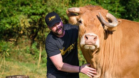 David Abella, con una de las vacas que cr�a en su granja familiar en Paradela