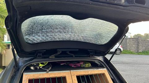 Luna rota en un vehículo aparcado en la calle Vilarrube de Ferrol