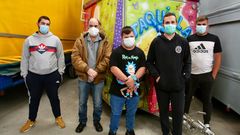 Un grupo de feriantes de la villa de Neda en la nave en la que guardan sus atracciones