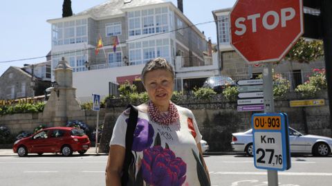 Sara Ins Vega, alcaldesa en funciones de Castro Caldelas, con el consistorio al fondo.