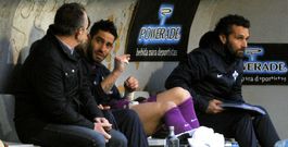 El portero Ian Mackay, que habla con Carlos Brage, se lesion� en el choque ante el Sporting de Gij�n B. 