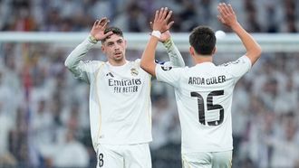 Valverde y G&uuml;ler, chocando las manos en el encuentro de ida entre el Real Madrid y el City.