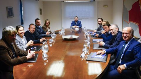 El presidente del Principado de Asturias, Adri�n Barb�n, preside la reuni�n con responsables del Partido Popular para abordar la negociaci�n del proyecto de presupuestos generales para 2027, este martes