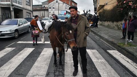 
Uno de los grupos que desfilaron en Pantón iba precedido por un hombre con un burro