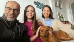 Alberto, Rebeca y su hija Maya, con Mel, la perra que encontraron abandonada en Mugardos el pasado mes de julio