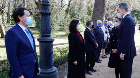 Felipe VI y la reina Letizia saludan a la presidenta de la Comunidad de Madrid, Isabel D�az Ayuso, en el acto en memoria de las v�ctimas del terrorismo