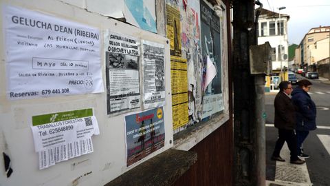 Un quiosco abandonado de A Pobra, empapelado con carteles de excursiones