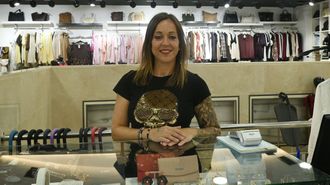 Noelia, dependienta de El Vestidor de Elena, ayer en foto.