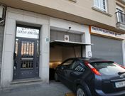 El acceso al garaje est� en la calle Camilo Jos� Cela. 