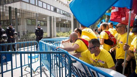 Casi medio millar de personas, entre ellas trabajadores de Alcoa, han recorrido la distancia entre el estadio Santiago Bernab�u y el Ministerio de Industria, Comercio y Turismo en un manifestaci�n