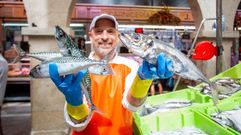 Santi Pesqueira, de Pescados Cachadas, este jueves en el mercado de Pontevedra