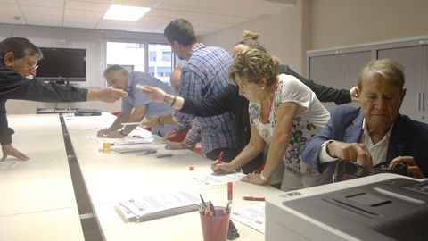 .Afiliados al PSOE en la sede del partido en Gij�n firman solicitudes para habilitar la elecci�n de la candidatura a la Alcald�a mediante primarias