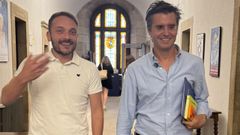 Borja Verea, ayer, con su compa�ero de grupo Borja Rubio, en un pasillo del pazo de Raxoi.