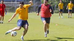 Adri�n Armental dispara a puerta en presencia de Aitor Pascual