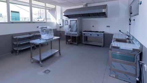 Interior y parte del equipamiento disponible para uso de los productores locales
