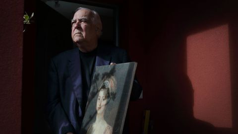 Santos Miguel Ribadeneira posa con una copia del retrato de Rita Goya, el cuadro robado.