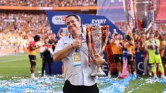 El presidente del Hull City, Acun Ilicati, con el trofeo del ascenso a la Premier League