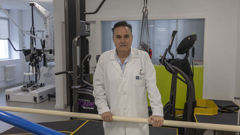 Figueroa, en la nueva sala de rehabilitaci�n neuronal del Gil Casares