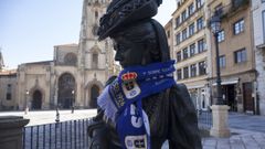 La regenta con la bufanda del Real Oviedo