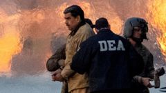 Captura del momento en el que Nicol�s Maduro es conducido por agentes de la DEA tras ser apresado en Caracas
