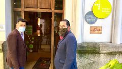 Os populares Javier Casti�eira e �scar Poy diante da sede da Valedora do Pobo