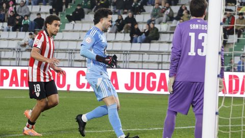 Parera subi� a rematar la �ltima acci�n del partido. 