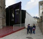La carpa se est� instalando ya  y deja un vial de seguridad. 