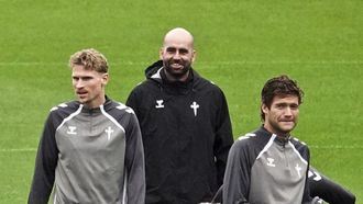 Carl Starfelt y Marcos Alonso, con Claudio Gir&aacute;ldez, en un entrenamiento del Celta.