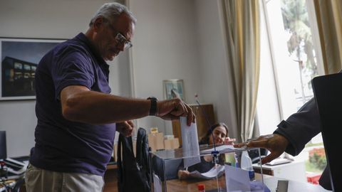 Un hombre vota en Sao Paulo, Brasil, en las elecciones gallegas del 18F.