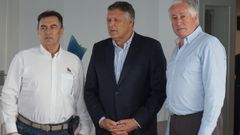 Desde la izq.: Pedro Campos -presidente del RCNS-, Telmo Mart�n -Alcalde de Sanxenxo- y Sir Robert Owen -presidente de la ISMA-.
