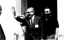 Kissinger salud� a los medios desde el la puerta del restaurante El Crisol. 