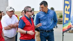 El presidente del Gobierno, Pedro S�nchez; el presidente de Castilla-La Mancha, Emiliano Garc�a-Page; y el alcalde de Tamaj�n, Eugenio Esteban de la Morena; durante una visita al Puesto de Mando Avanzado de Tamaj�n.