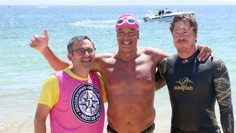 Llegada de participantes en la traves�a a nado  Arousaman que nadan por el da�o cerebral adquirido DCA