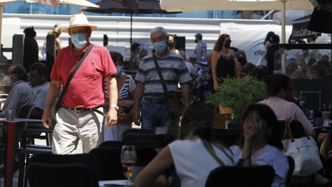 Muchos ciudadanos siguen usando la mascarilla en exterior como en el caso de esta imagen tomada en Vilagarc�a
