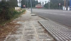 M�vete denuncia nuevas filtraciones de aguas residuales desde la zona de la acera al prado pr�ximo.