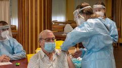 Victoriano Enrique Carracedo Rodr�guez, de 79 a�os, fue el primer vacunado contra el coronavirus en el �rea sanitaria de Ferrol