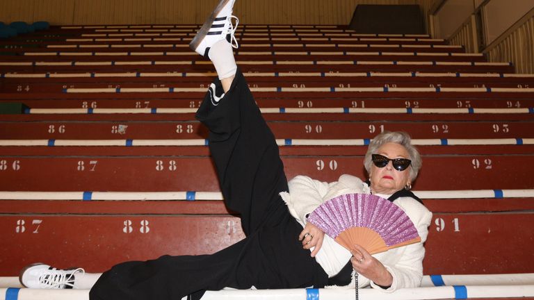 Isabel en una de las fotos que le hace su nieta para Not Your Granny