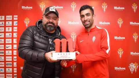 Michael Santos recogiendo el premio Jugador Cinco estrellas de Mahou