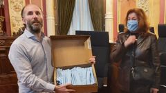 El alcalde de la ciudad, Gonzalo P�rez J�come, recibi� en nombre del Concello las 50 mascarillas donadas por Am�rica Soto