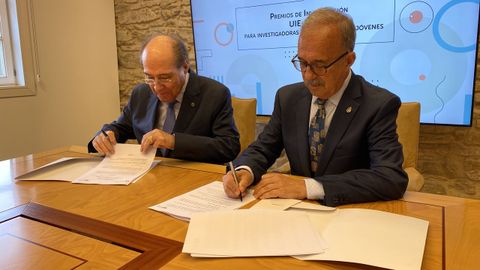 El rector de la UIE, Miguel Ángel Escotet (izquierda), y el presidente de la Real Academia Gallega de Ciencias, Juan Manuel Lema Rodicio (derecha), durante el acto de firma del convenio en Santiago de Compostela.
