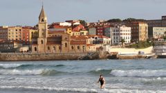 Una mujer se ba�a en la ma�ana de hoy lunes en la playa de San Lorenzo de Gij�n.