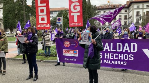 Lectura del manifiesto sobre el 8M en la concentracin de UGT y CCOO en Oviedo