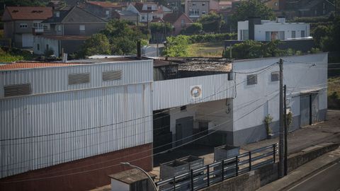 En la cubierta de la fábrica se aprecia el rastro que dejó el incendio del miércoles.