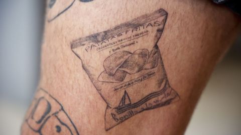 Detalle del tatuaje de la bolsa de patatas Bonilla