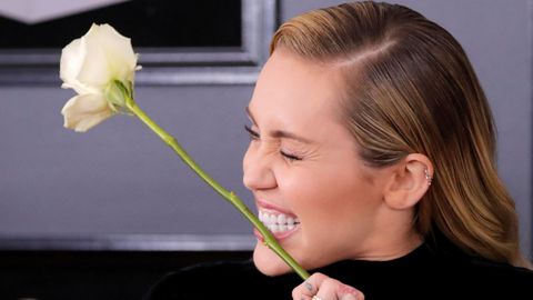 Los movimientos contra el acoso sexual y a favor de igualdad para las mujeres tuvieron un espacio important�simo en la ceremonia, comenzando porque las estrellas vistieron el broche de Time's Up y rosas blancas en solidaridad. En la imagen, Miley Cyrus